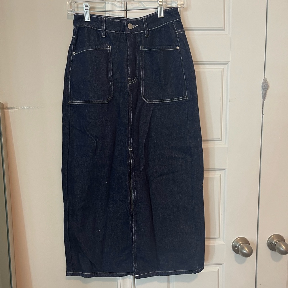 Straight denim midi skirt with white stitching